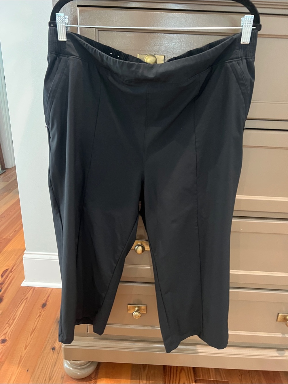 Columbia Women’s Black Athletic Capris – Size XL